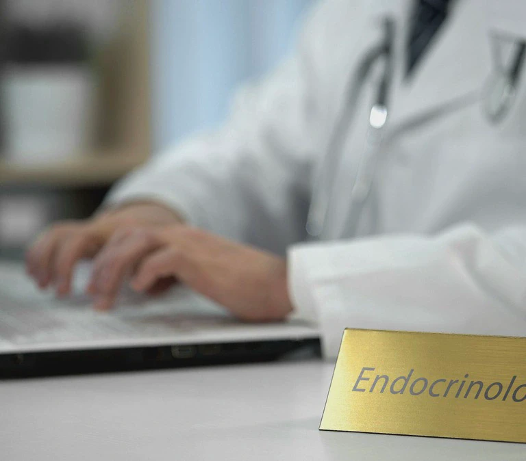 dłonie na&nbsp;klawiaturze