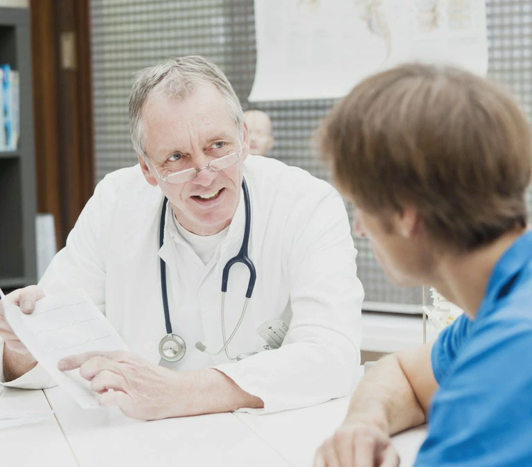 lekarz w&nbsp;białym fartuchu