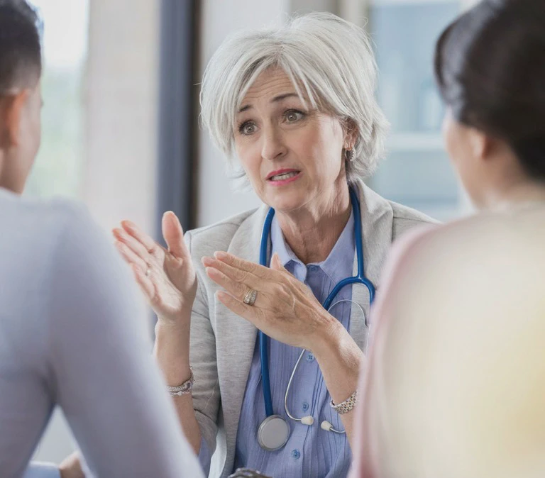 kobieta z&nbsp;siwymi włosami